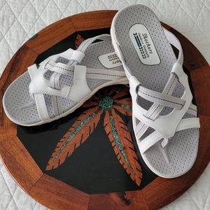 Skechers Reggae Soundstage sandals in white, sz 9